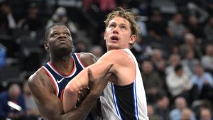 Moritz Wagner cierra el rebote a Mo Bamba.