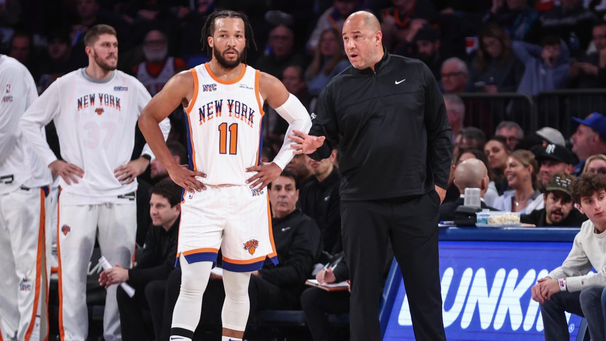 Rick Brunson le da indicaciones a su hijo Jalen.