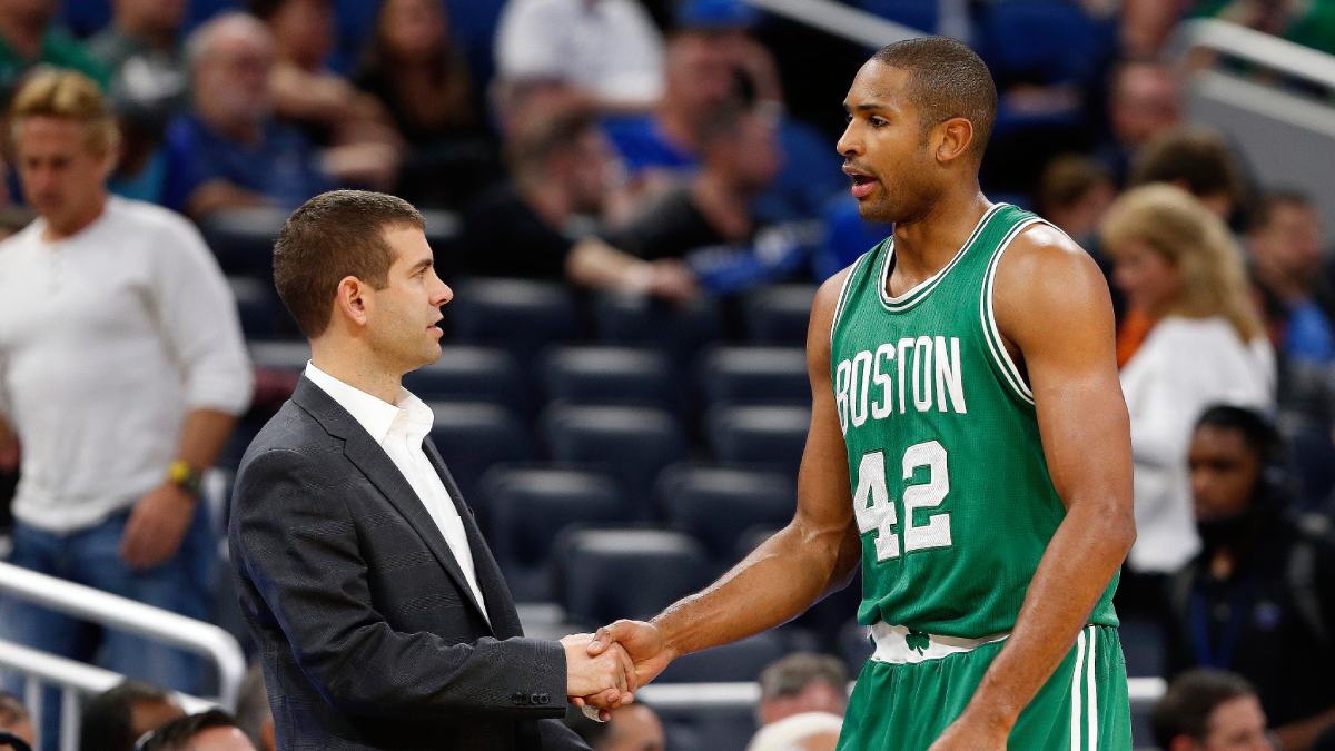 Brad Stevens y Al Horford chocan manos en 2016.