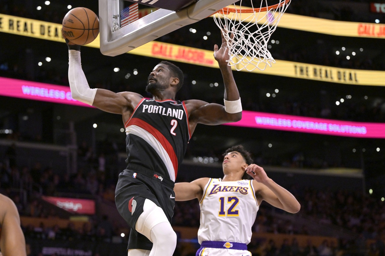 Rob Pelinka: "Buscábamos un pívot titular, y Ayton es una solución fantástica"