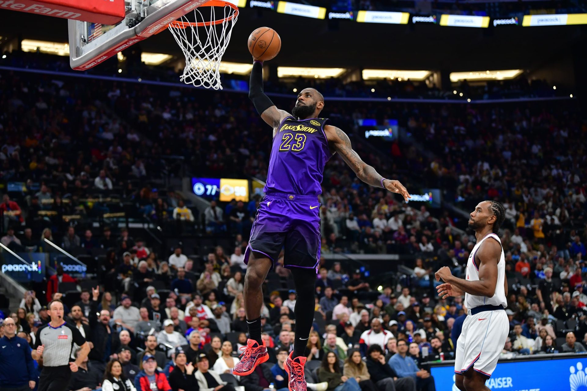 LeBron-James-haciendo-un-mate-delante-de-Kawhi-Leonard