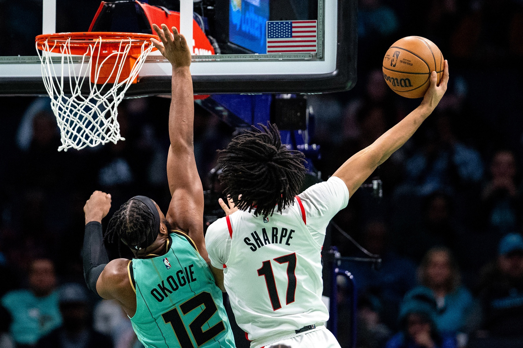 Josh-Okogie-defendiendo-un-mate-de-Shaedon-Sharpe