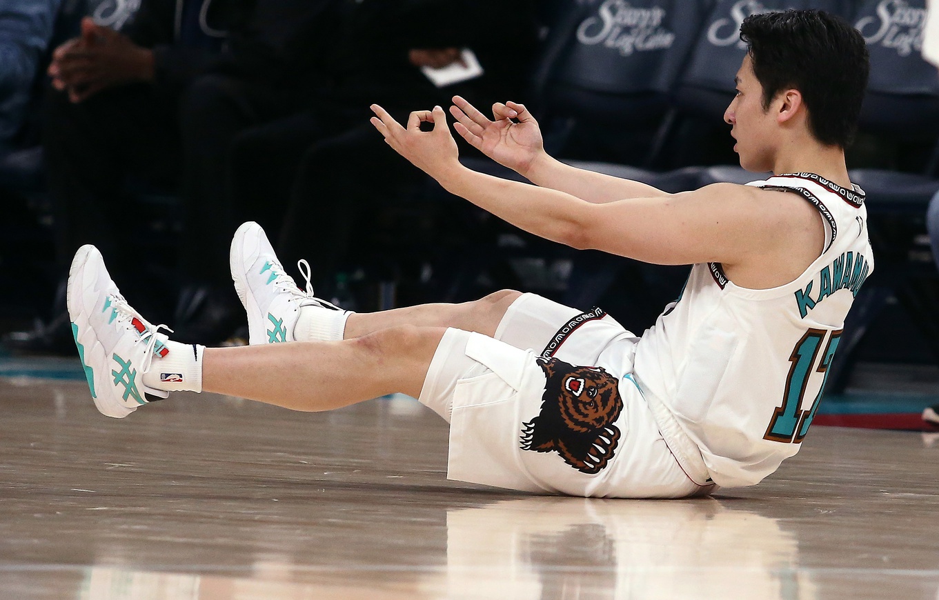 Yuki-Kawuamura-celebrando-un-triple-con-los-Grizzlies