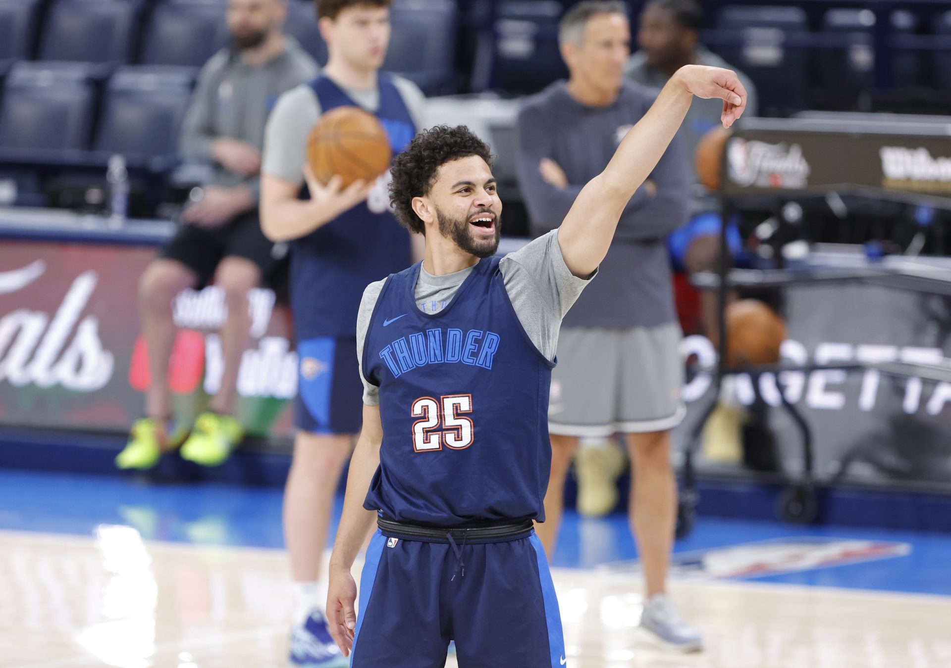 Ajay-Mitchell-entrenando-con-los-Thunder