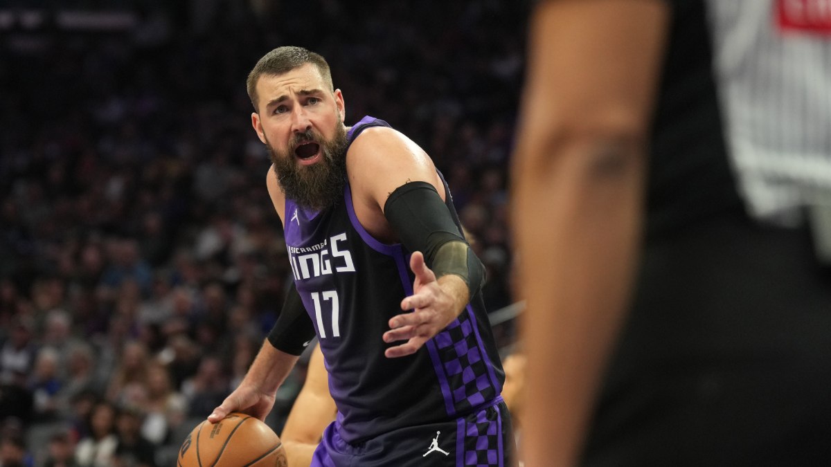 Jonas Valanciunas protesta airadamente al árbitros.