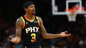 Bradley Beal durante un partido con los Suns