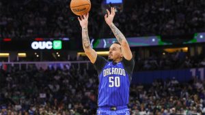 Cole Anthony lanza un triple
