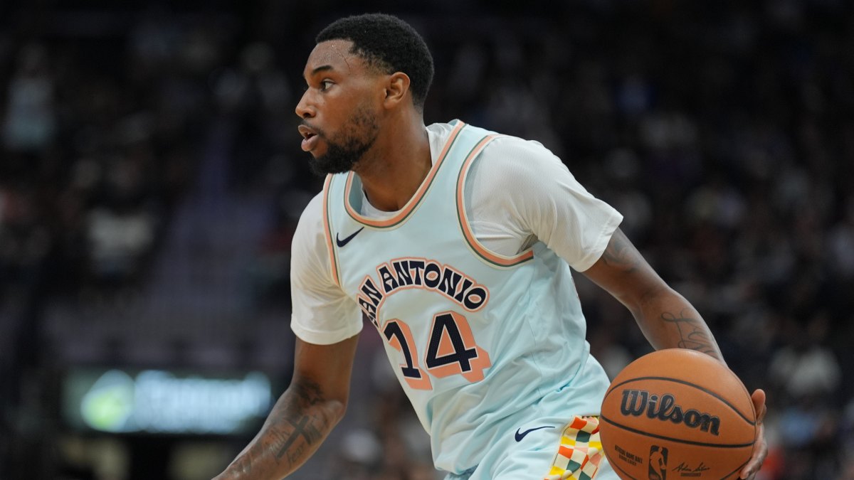 Blake Wesley, disputando un partido con los San Antonio Spurs.