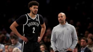 Cameron Johnson, junto a Jordi Fernández durante un partido de Brooklyn Nets.