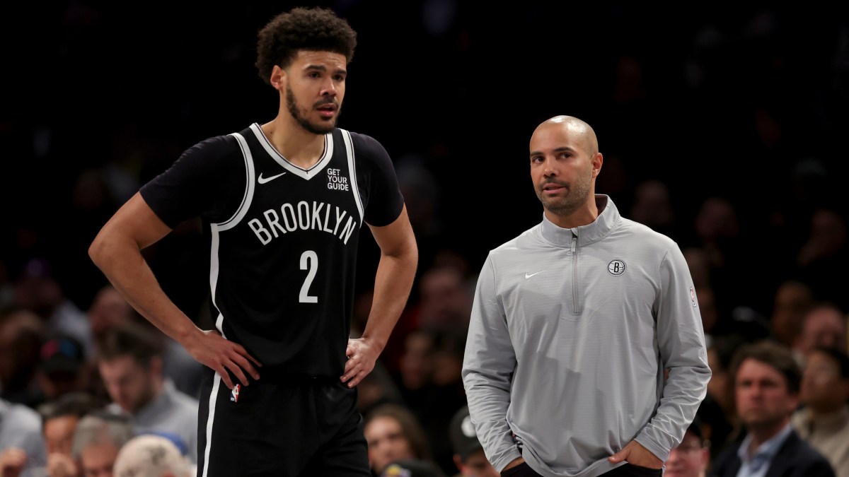 Cameron Johnson, junto a Jordi Fernández durante un partido de Brooklyn Nets.