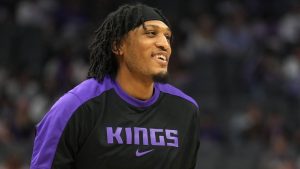 Isaac Jones, preparándose para iniciar un partido con los Sacramento Kings.