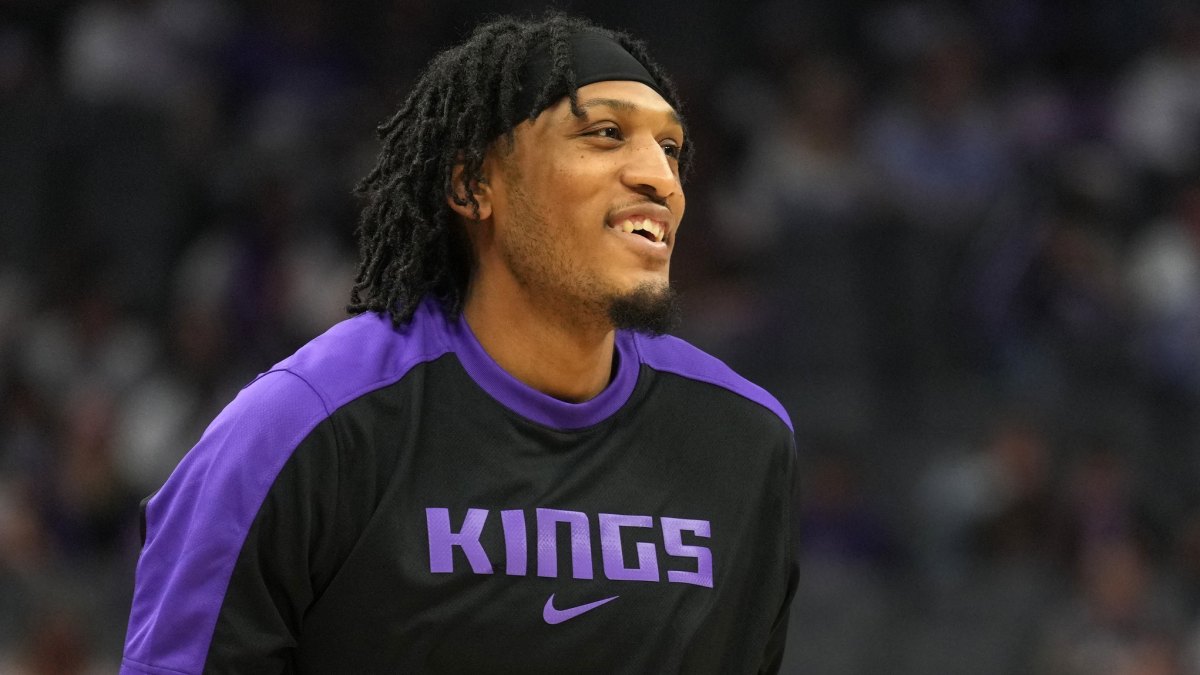 Isaac Jones, preparándose para iniciar un partido con los Sacramento Kings.