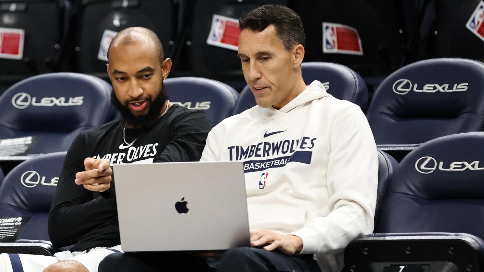Pablo Prigioni, dando indicaciones como asistente de los Minnesota Timberwolves.