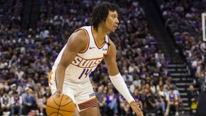 Tyty Washington, disputando un partido con los Phoenix Suns.