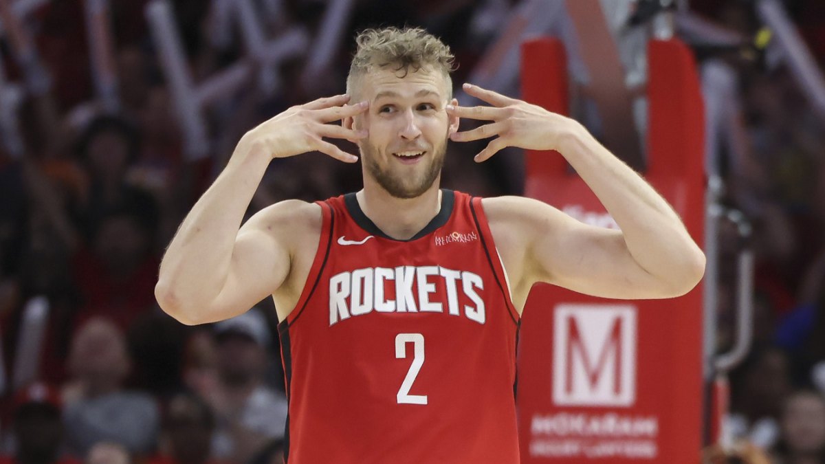 Jock Landale, celebrando una canasta con los Houston Rockets.