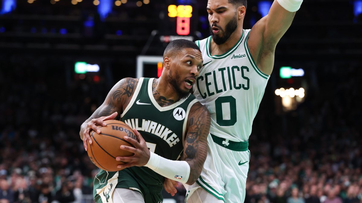 Damian Lillard, atacando el aro ante la oposición de Jayson Tatum.