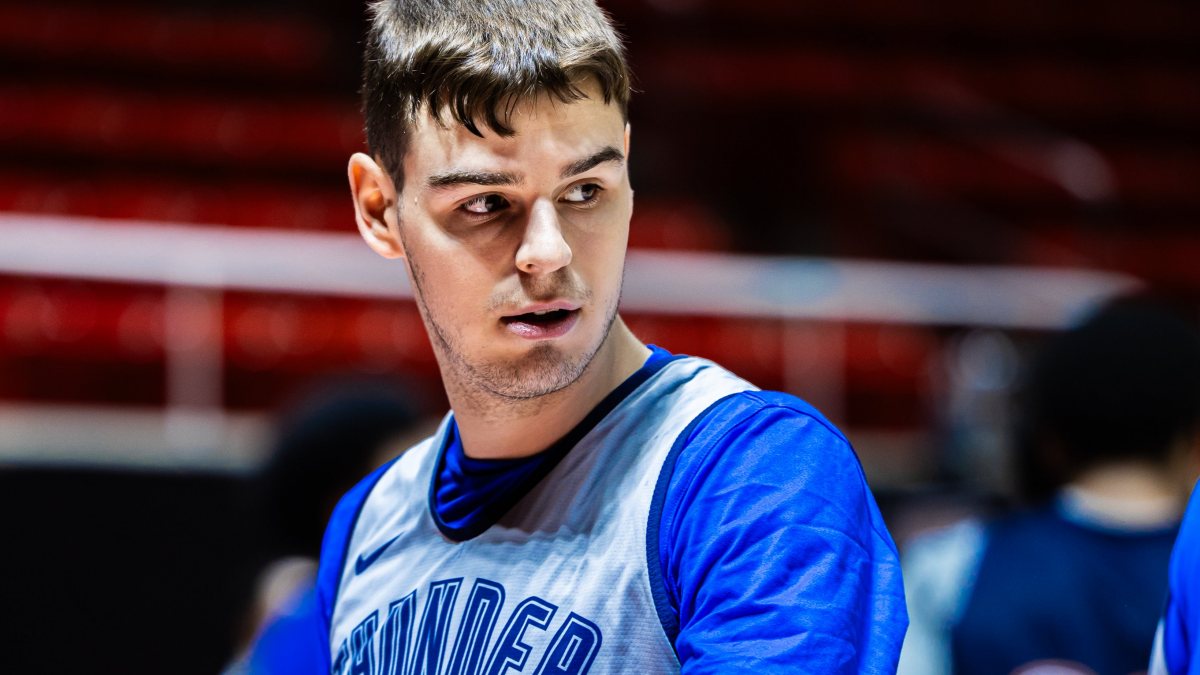 Nikola Topic, en el calentamiento antes de jugar en la Summer League.