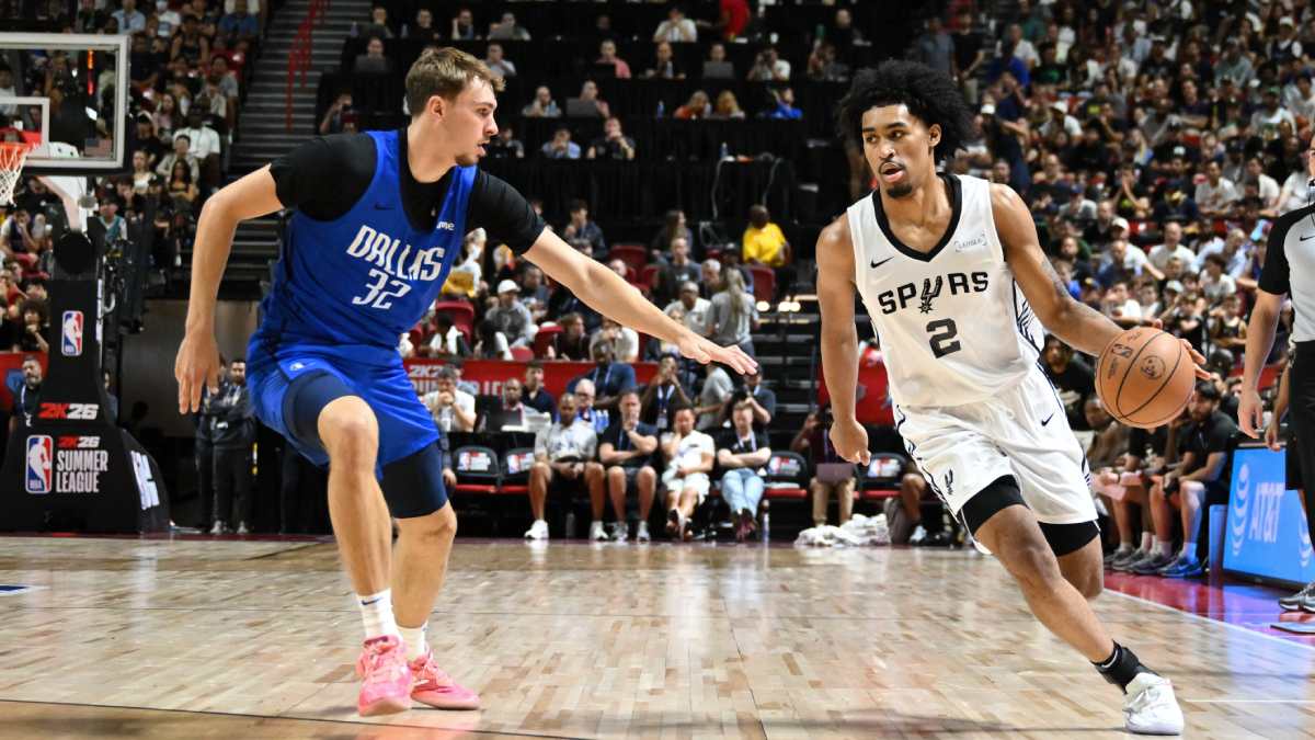 Cooper Flagg y Dylan Harper durante su duelo en la Summer League 2025