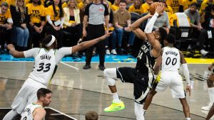Giannis lanza sobre Turner