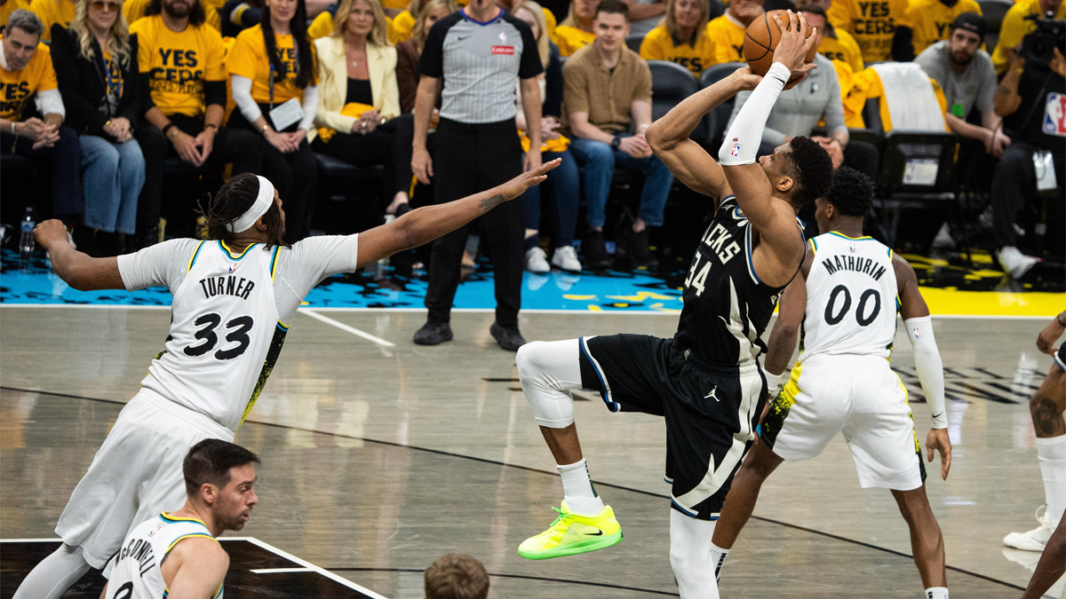 Giannis lanza sobre Turner