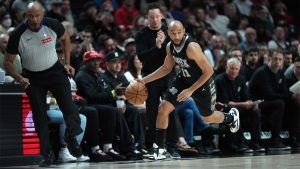 Jordan McLaughlin en un partido de los Spurs
