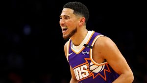 Devin Booker, feliz durante un partido con los Phoenix Suns.
