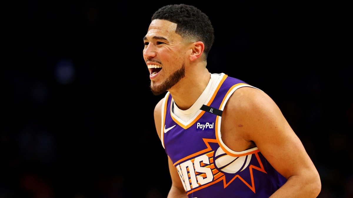 Devin Booker, feliz durante un partido con los Phoenix Suns.