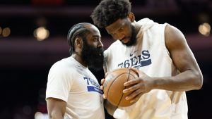 James Harden conversa con Joel Embiid cuando ambos defendían la camiseta de los Philadelphia 76ers.