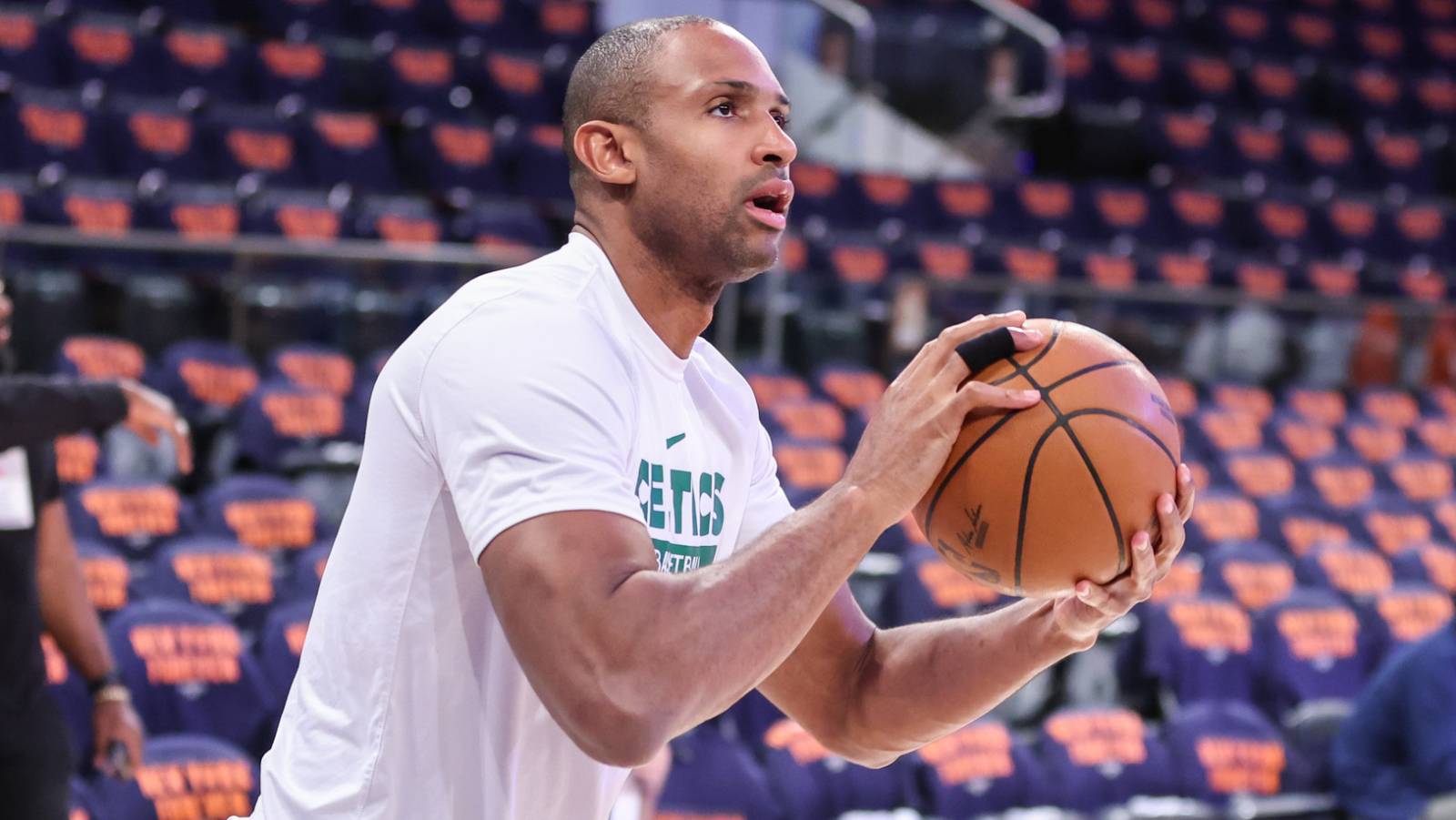 Al Horford, calentando antes del inicio de un partido con Boston Celtics.