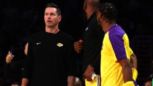 J.J. Redick da indicaciones ante la atenta mirada de Bronny James.