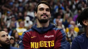 Dario Saric, en el banquillo de los Denver Nuggets.
