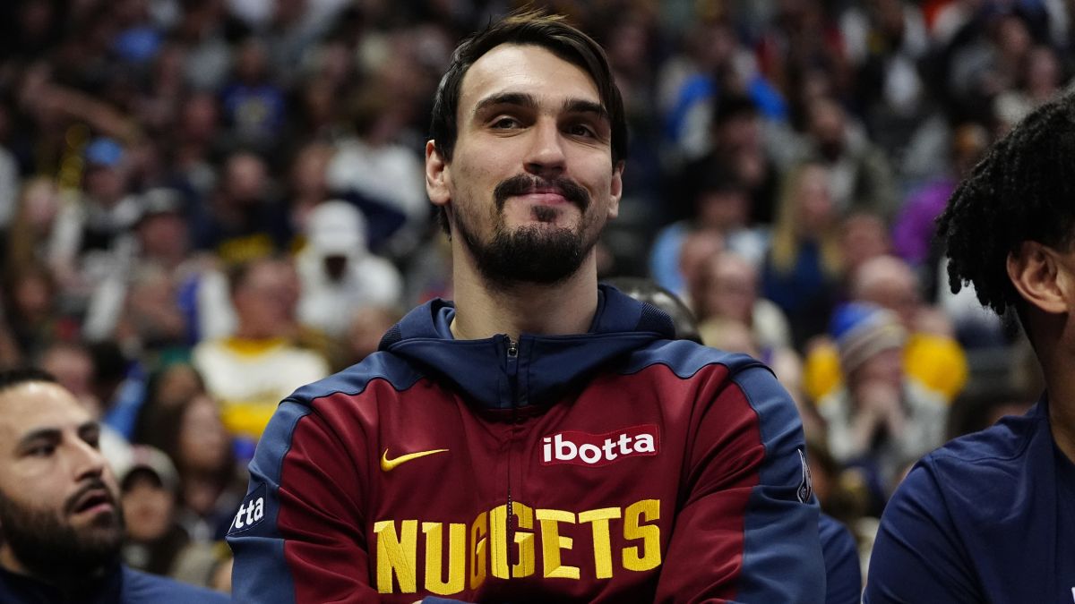 Dario Saric, en el banquillo de los Denver Nuggets.