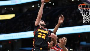 Larry Nance anota una canasta con los Hawks