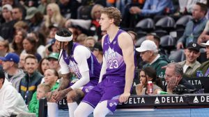 Lauri Markkanen y Jordan Clarckson esperan su turno para salir a pista.