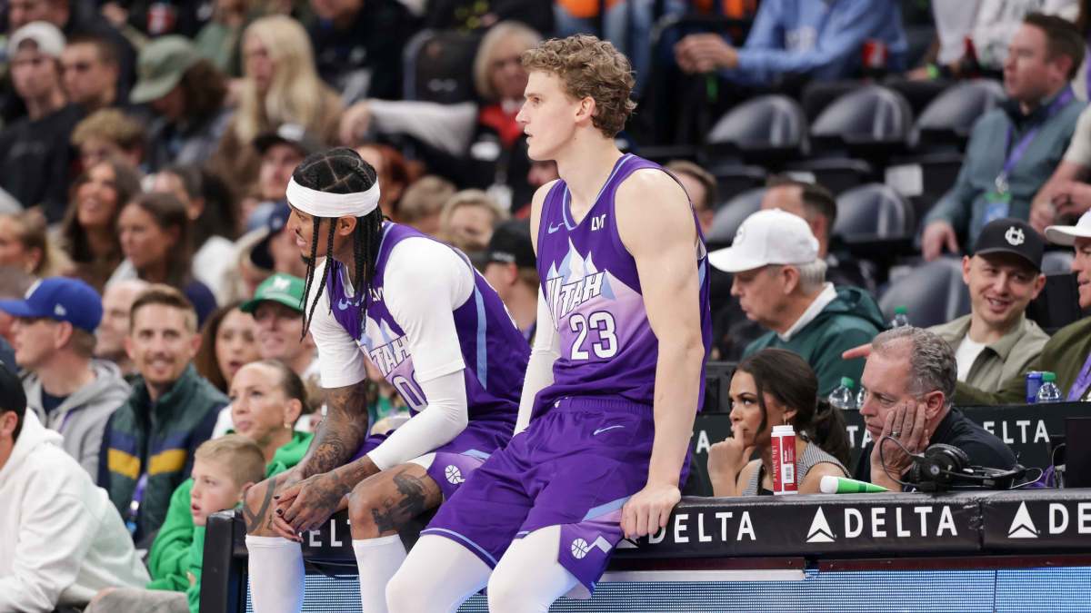 Lauri Markkanen y Jordan Clarckson esperan su turno para salir a pista.
