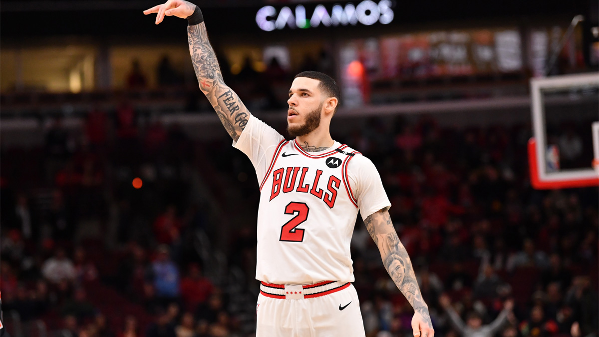 Lonzo Ball lanza un triple
