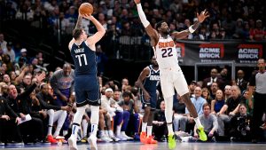 Luka Doncic lanza sobre Ayton