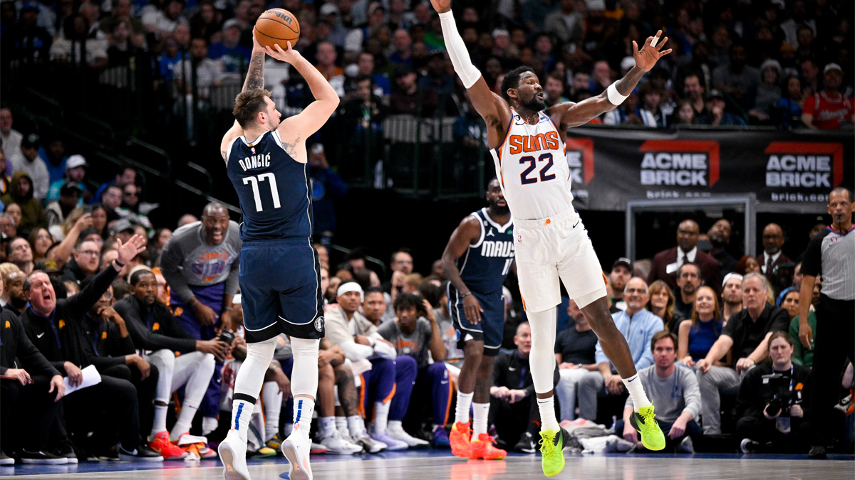 Luka Doncic lanza sobre Ayton