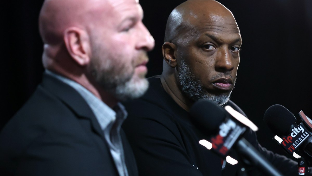 Chauncey Billups y Joe Cronin, en una rueda de prensa de los Blazers.