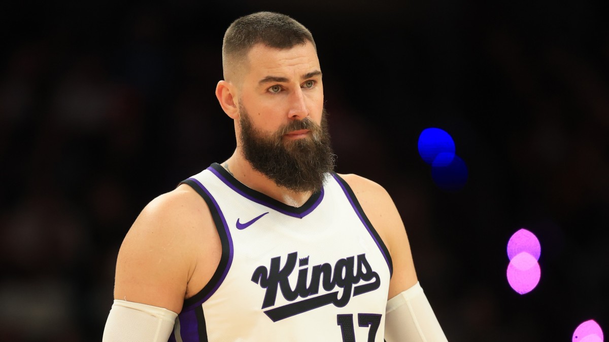 Jonas Valanciunas, jugando un partido con los Sacramento Kings.