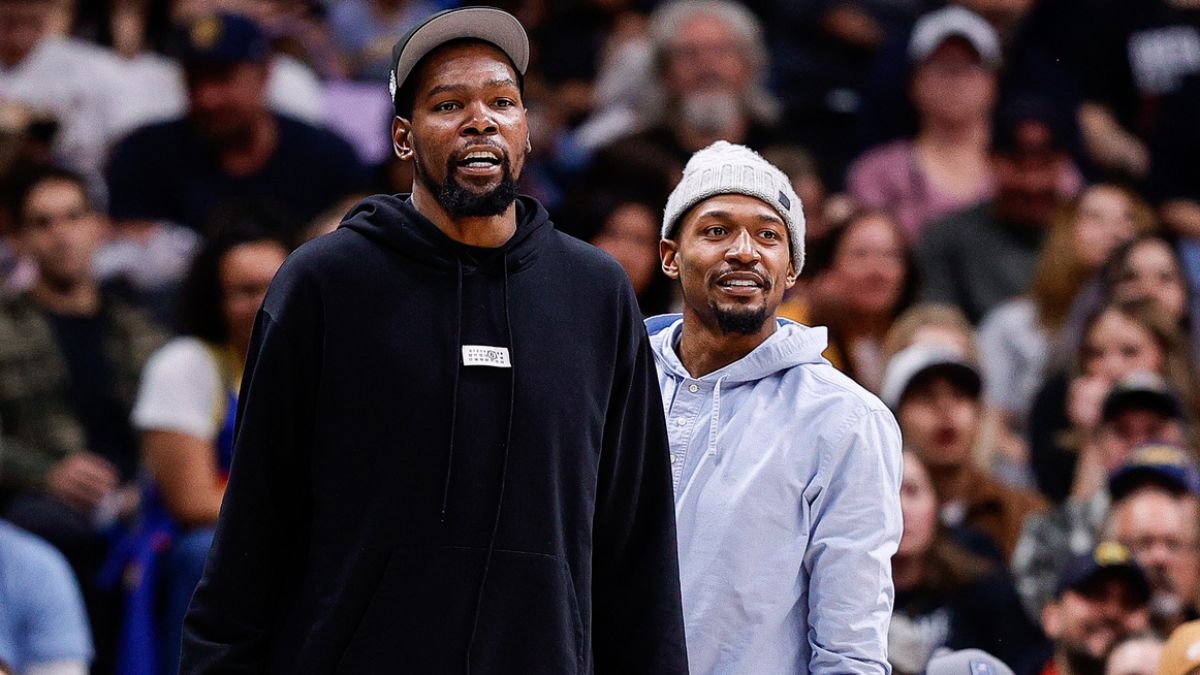 Kevin Durant y Bradley Beal observan un partido de Phoenix Suns desde la banda.