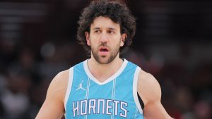 Vasilije Micic, disputando un partido con Charlotte Hornets.