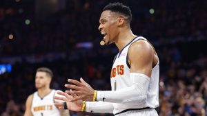 Russell Westbrook, disputando un partido con los Denver Nuggets.