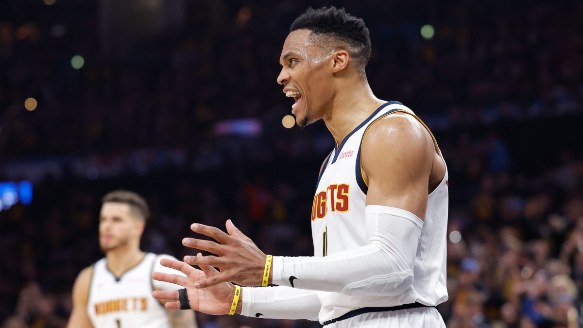 Russell Westbrook, disputando un partido con los Denver Nuggets.