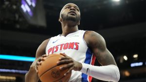 Paul Reed en un partido con los PIstons