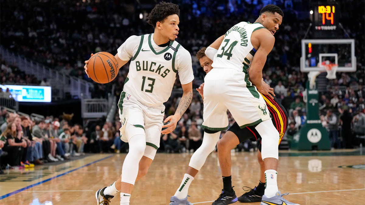 Ryan Rollins pasa un bloqueo de Giannis