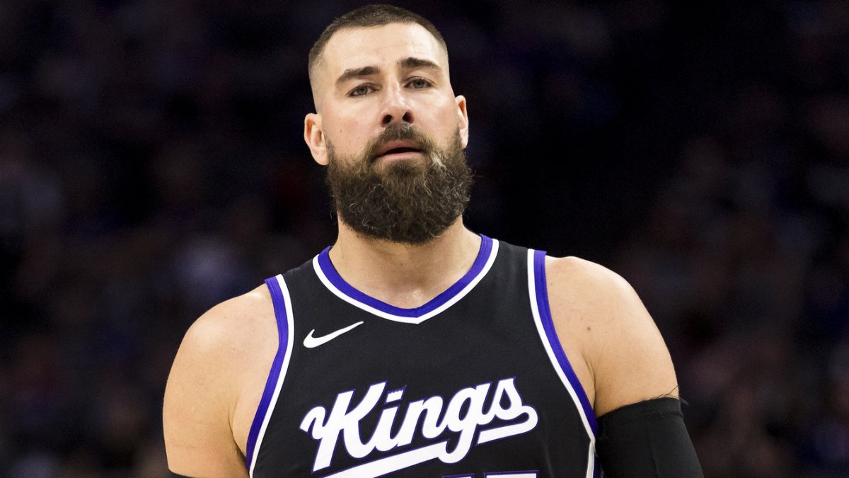 Jonas Valanciunas, disputando un partido con los Sacramento Kings.
