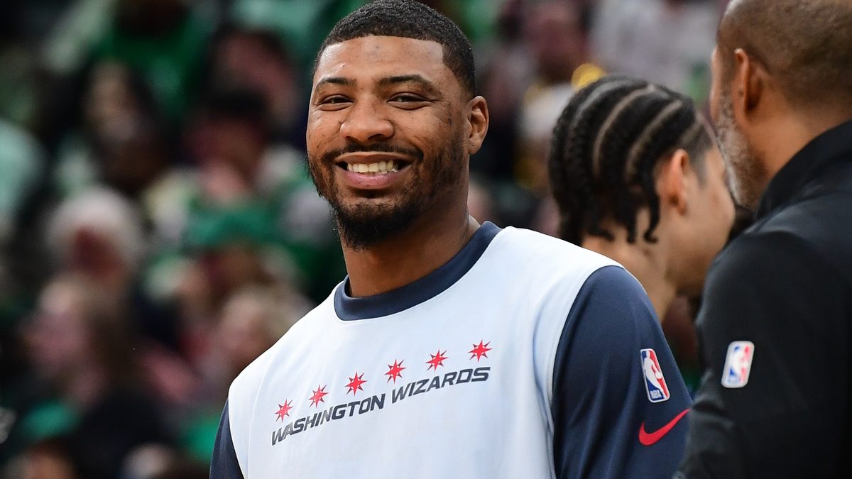Marcus Smart, sonriente antes de un partido de los Washington Wizards.
