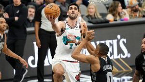 Santi Aldama seguirá en los Grizzlies