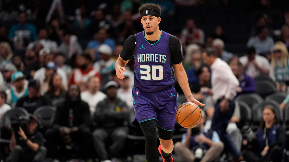 Seth Curry durante un choque de los Hornets